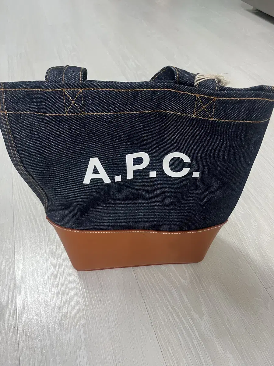 APC 아페쎄 새 가방 팔아요!! (10만원)